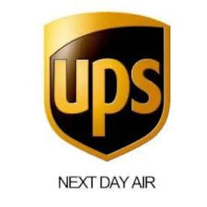 以下が含まれることがあります： 黒い背景に金色のUPSの文字が配置され、太い金色の枠で囲まれた盾形のロゴ。盾の下には、無地の白い背景に黒いサンセリフ体の大文字でNEXT DAY AIRというテキストが印刷されています。