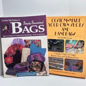 Peut inclure: Deux livres d'artisanat avec des couvertures colorées. Le livre de gauche est intitulé "Simply Sensational Bags" et présente une variété de sacs colorés. Le livre de droite est intitulé "Custom-Make Your Own Shoes and Handbags" et présente un pied de femme portant une chaussure et un sac à main.