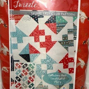 Peut inclure: Un patron de quilt avec des motifs géométriques rouges, blancs, turquoise et noirs. Le patron est intitulé "Twizzle" et comprend le texte "Quarterly Club Pattern" et "Ruby Star Society Quarterly Club". Le fond est rouge avec des motifs d'oiseaux et floraux blancs.