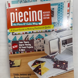 Peut inclure: Une tasse en céramique blanche avec une anse noire et le texte "But First, Coffee" en noir, en gras. La tasse est posée sur une surface blanche. La tasse est probablement utilisée pour les boissons chaudes.