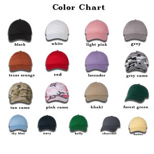 Puede incluir: Carta de colores que muestra 15 colores diferentes de gorras de b&eacute;isbol. Los colores incluyen negro, blanco, rosa claro, gris, naranja de Texas, rojo, lavanda, camuflaje gris, camuflaje marr&oacute;n, camuflaje rosa, caqui, verde bosque, azul cielo, azul marino, verde kelly, carb&oacute;n y mantequilla.