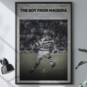 Puede incluir: Un póster de impresión de periódico en blanco y negro con el texto "The Boy From Madeira" y una foto de un jugador de fútbol con una camiseta a rayas verde y blanca pateando un balón de fútbol.