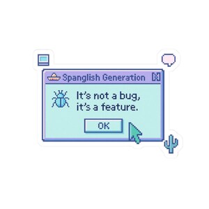 以下が含まれることがあります： レトロなコンピューターインターフェースデザインのステッカー。「Spanglish Generation」の文字が上部にあり、「It's not a bug, it's a feature」というメッセージがウィンドウ内に表示されています。「OK」ボタンの上にカーソルがあります。