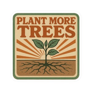 Może przedstawiać: Kwadratowa naklejka w stylu retro. Naklejka zawiera brązowy napis "PLANT MORE TREES" z zieloną sadzonką wyrastającą z ziemi. Tło ma wzór promieni słonecznych w kolorze pomarańczowym i beżowym.