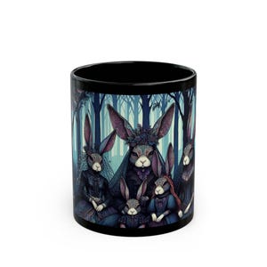 Gothic Kaninchen Familie im mysteriösen Wald, düsteres seltsames Ostergeschenk, mystisches Geschenk für Bücherliebhaber, lustige Tasse für Bücherliebende, Bücherwurm