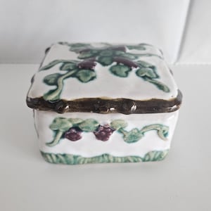 Vintage Majolica-style 3D berry & vine ceramic trinket jewelry box