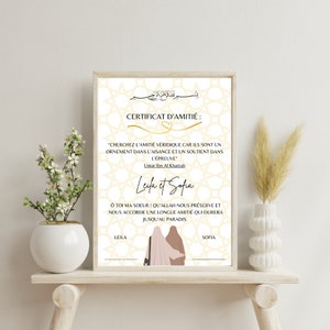 Peut inclure: Un certificat d'amitié encadré, avec des détails dorés et une écriture arabe en haut. Le certificat, en français, présente les noms de Leila et Sofia, avec une citation sur l'amitié. Le fond a un motif géométrique doré.