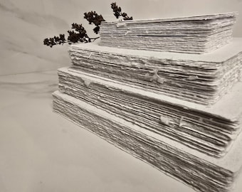 Papier ręcznie robiony z recyklingu z postrzępionymi krawędziami