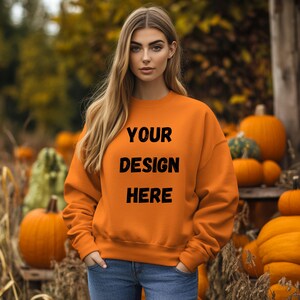 Halloween-modell kvinna i orange tröja modell Gildan 18000 modell för POD höstmodell Modell för orange skjorta Modell för Bella Canvas höstmodell