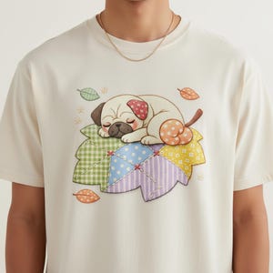 Camiseta Comfort Colors® con diseño de patchwork simulado - Diseño de edredón Cottagecore con un acogedor carlino durmiendo