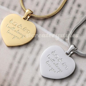 Könnte beinhalten: Zwei herzförmige Halsketten mit einer goldenen und silbernen Kette. Der Anhänger trägt die Inschrift "Ich werde dich immer lieben" mit einer Krone und einem Herzen.