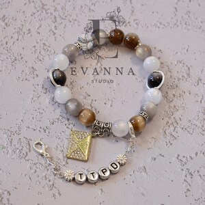 Pulsera de la amistad con cuentas de cristal blanco y gris de TTPD, cuentas con letras y dije de sobre