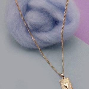 Herz auf Karte Anhänger Halskette, zierlicher Statement Schmuck für Mädchen, schönes Geschenk zum Jahrestag