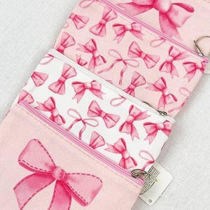 Bow Design Geldbörse, stilvolles Pink Coquette Print Accessoire, perfekt für Münzen und kleine Gegenstände, Geschenk für Preppy Style Liebhaber