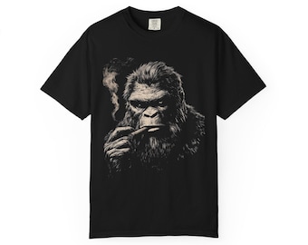 Zigarre Sasquatch Bigfoot Räucherzigarre Gritty Vintage Noir | Comfort Colors 1717 Stückgefärbtes schweres T-Shirt