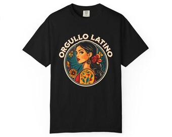Orgullo Latino: Retrato latino, orgullo cultural / Camiseta de peso pesado teñida en prenda 1717 con colores de confort