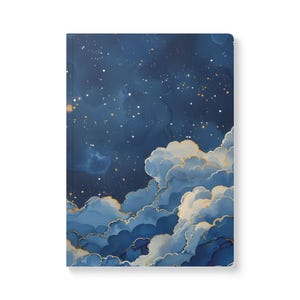 Puede incluir: Un cuaderno de tapa dura con un diseño celestial. La portada muestra un cielo nocturno azul oscuro con estrellas blancas y detalles dorados. Nubes azules y blancas esponjosas con contornos dorados adornan la parte inferior de la portada.