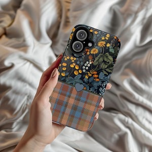 Może przedstawiać: Czarne etui na telefon z kwiatowym wzorem i kratą. Etui ma małe serce w środku kraty.