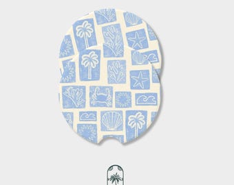 Può includere: Due sottobicchieri rotondi blu e bianchi con un motivo di palme, conchiglie, stelle marine, onde e granchi. I sottobicchieri sono rotondi e hanno un retro in sughero. I sottobicchieri sono impilati uno sopra l'altro. Il testo "Salty Haven" è stampato sotto i sottobicchieri.