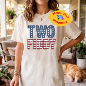Maglietta Comfort Colors Two Fiddy, T-shirt America 250, T-shirt patchwork stampata per il 4 luglio, Regalo divertente con finto ricamo, Top carino in stile retrò americano