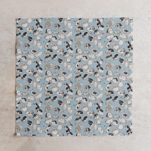 Pu&ograve; includere: Tessuto quadrato con sfondo azzurro chiaro ricoperto da un motivo ripetuto di illustrazioni di gatti. I gatti sono raffigurati in nero, bianco e grigio, in varie pose. Adatto per artigianato o decorazioni per la casa.