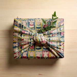 Tessuto Furoshiki giapponese con lottatori di sumo colorati – Stampa vintage eccentrica di pose di sumo – Confezione regalo in cotone divertente ed ecologica