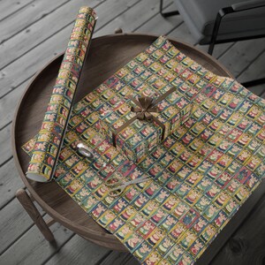 Puede incluir: Un rollo de papel de regalo con un patr&oacute;n repetitivo de figuras coloridas. El papel est&aacute; sobre una mesa de madera con una cinta marr&oacute;n y una caja de regalo envuelta en el mismo papel.