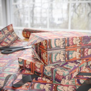 Puede incluir: Dos cajas envueltas en papel estampado de colores con ilustraciones de luchadores de sumo. El papel tiene un estilo vintage con una mezcla de colores naranja, rojo, morado y azul. Las cajas est&aacute;n apiladas una encima de la otra.