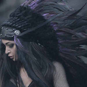 Svartvioletta fjäderhuvudbonad – Festivaluttryck / Burning Man / Huvudbonad för redaktionell kostym