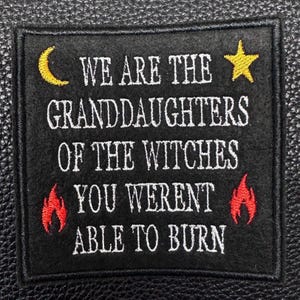 Toppa da strega ricamata in velcro nero