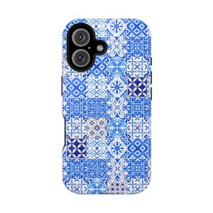 Puede incluir: Una funda para teléfono azul y blanca con un patrón geométrico. La funda tiene un recorte para el objetivo de la cámara.