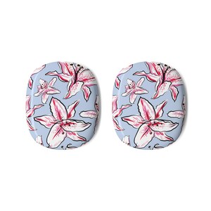 Puede incluir: Dos objetos decorativos ovalados con un fondo azul claro y un patrón repetido de lirios rosas y blancos. Los lirios tienen pétalos detallados y están dispuestos en un diseño disperso.