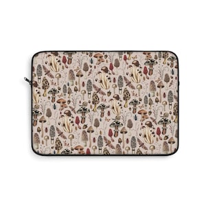 Könnte beinhalten: Eine rechteckige Laptoptasche mit einem sich wiederholenden Muster aus Pilzen, Insekten und Blättern in Braun-, Beige- und Rottönen. Sie hat einen schwarzen Rand und einen Reißverschluss. Das Design ist skurril und von der Natur inspiriert.