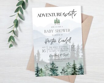 Può includere: Un invito a una baby shower con uno sfondo ad acquerello di una catena montuosa e pini. Il testo recita "Adventure awaits" e "Join us for a baby shower in honor of Payton Kendall" con la data e l'ora dell'evento.