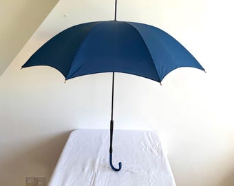 True Vintage 1950er dunkelblauer Regenschirm mit Lucite-Griff