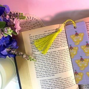 Sweet Cats Silly Butt Bookmark | Laminated Bookmark with Tassel | Funny Bookish Gift for Cat Lovers | Bookworm Accessory | Cute Stationery