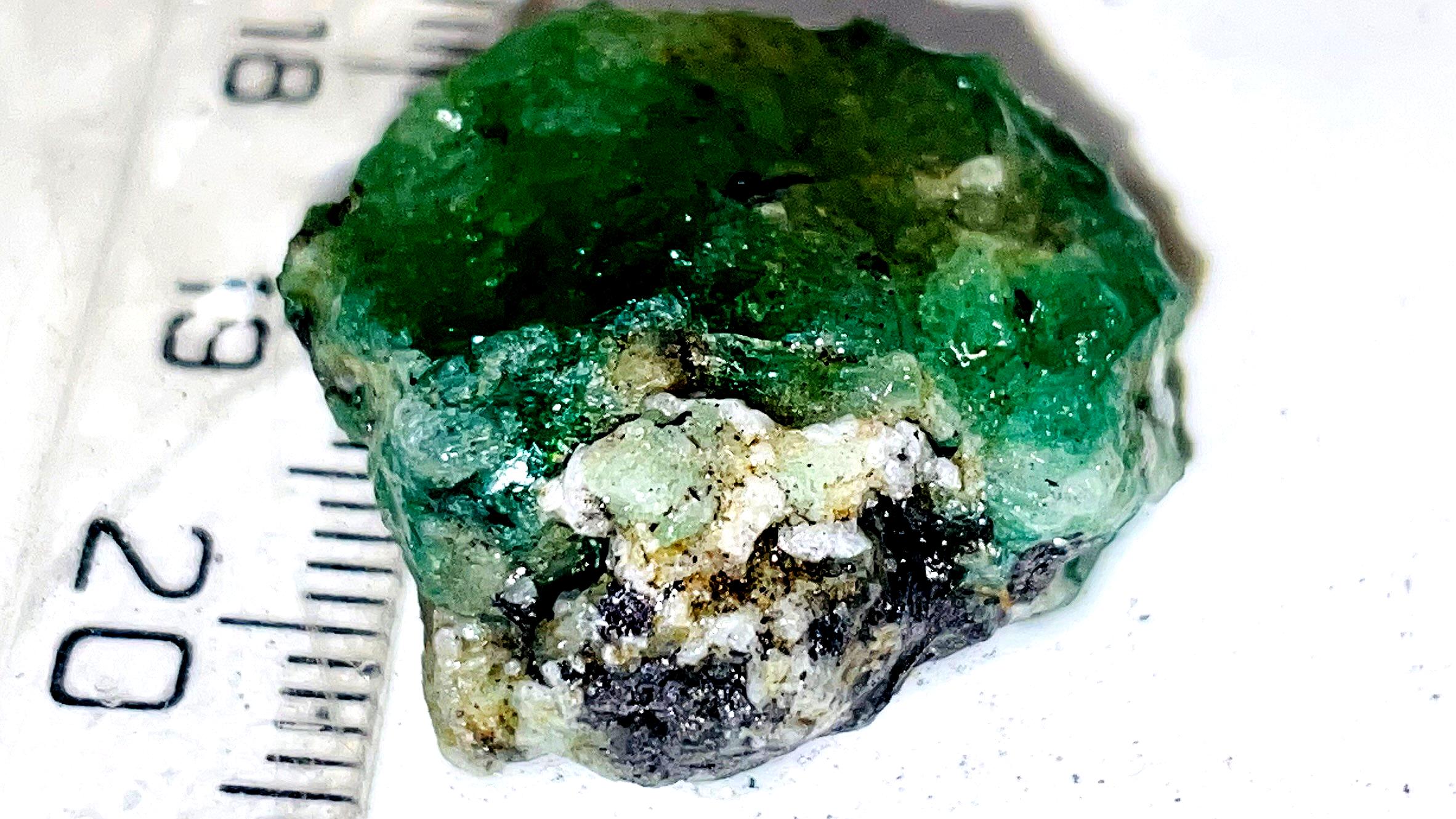 グリーン グロッシュラー ガーネットと黄鉄鉱の標本/マルチカラー