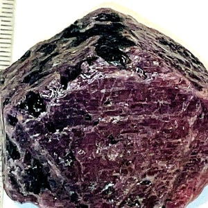 Ruwe robijn, 60 g zeshoekig mineraal voor het maken van sieraden