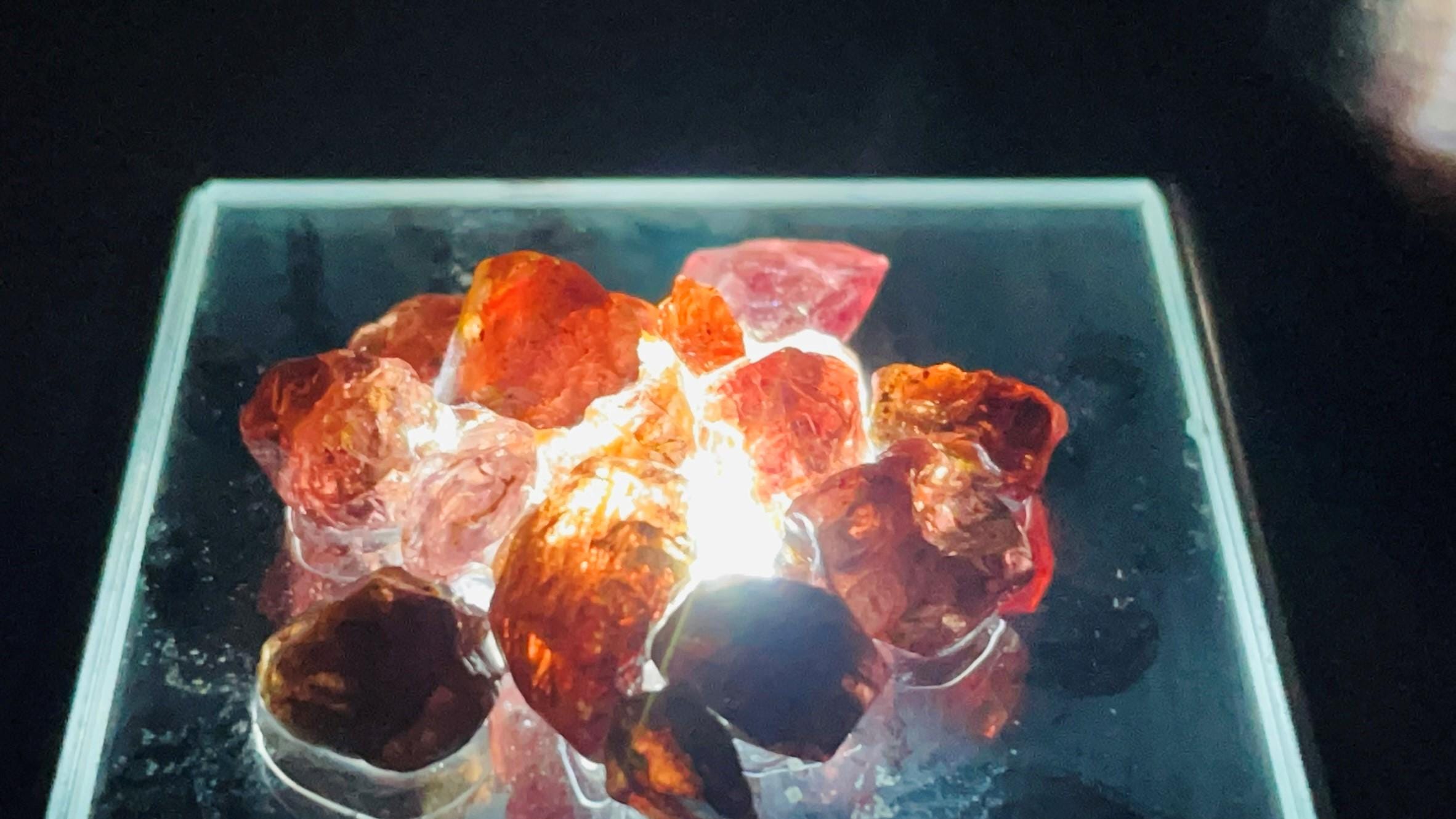 ジルコンの半透明結晶、素晴らしい赤色 - 80 カラット - コンゴ産