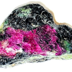 Peut inclure: Une pierre précieuse brute de couleur gris foncé, verte et rose avec un mélange de couleurs et de textures.