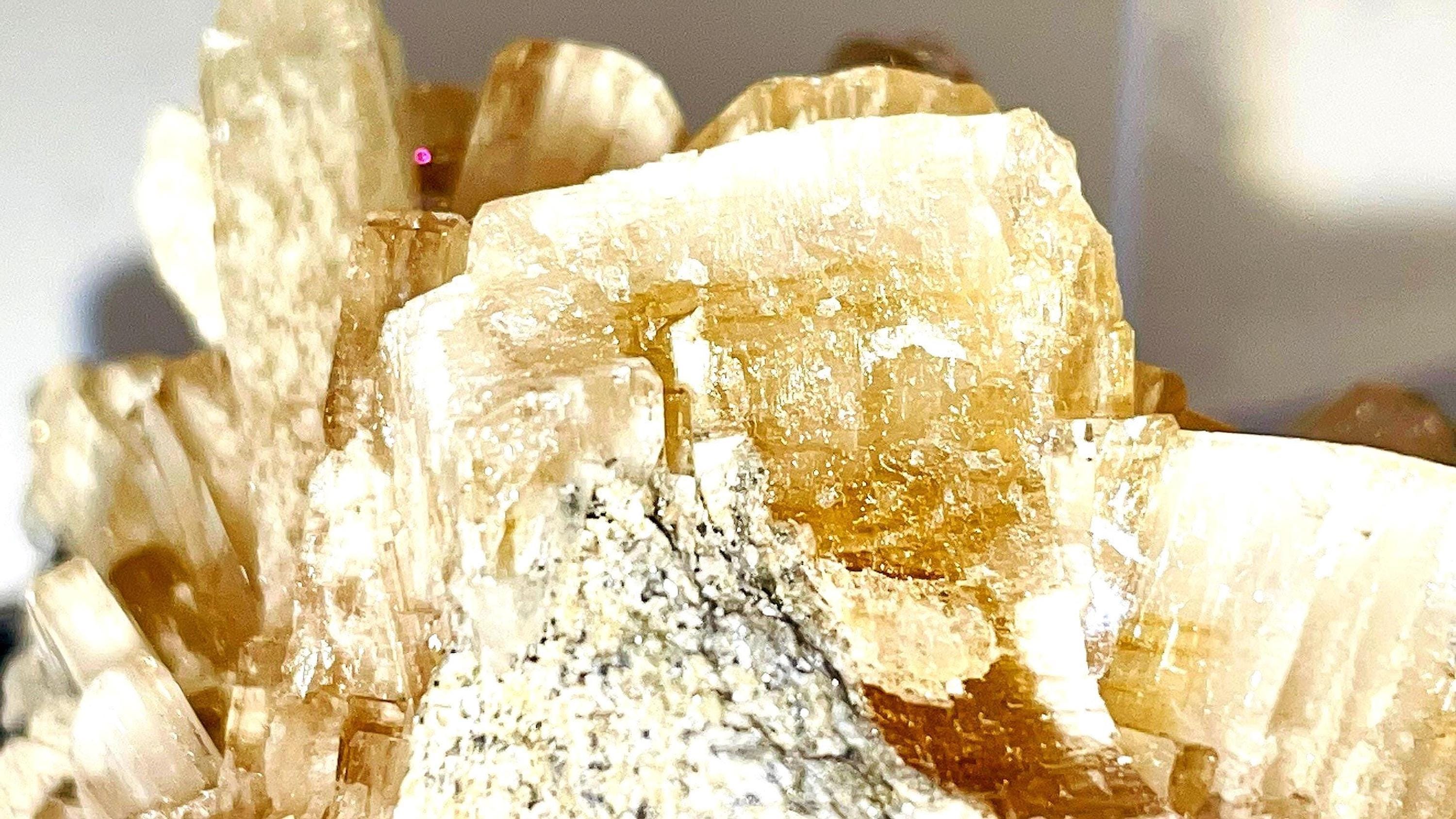 未加工鉱物 バライト標本、白黄色結晶、プラスチックケース入り - Etsy