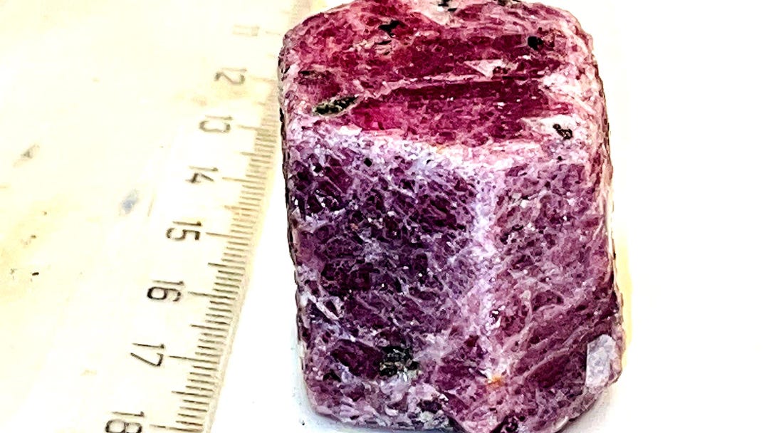 大きなルビー原石標本 - 希少な大きなピース 55g 六角形 ジュエリー