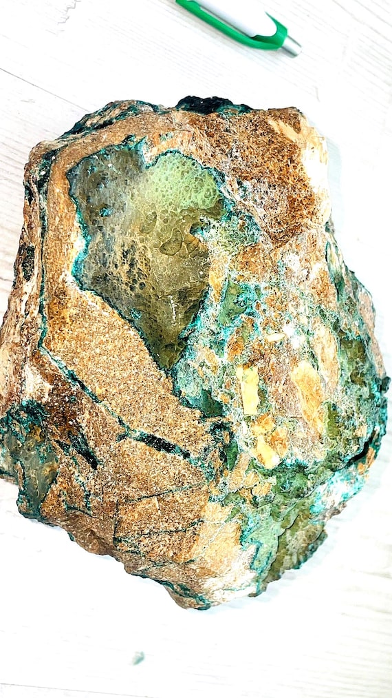 サンビア産の擬マラカイト大緑茶色黄色の岩石、原石鉱物、癒しの石 
