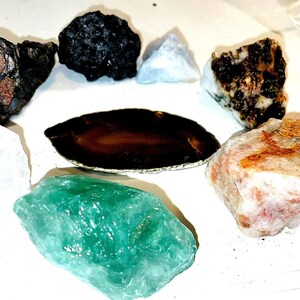 Mineralien Mix Pack: Agate, Fluorit, Sonnenstein, Dendric Opal, Blue Calcit, Snowfake Obsidian, Que Serra, hochwertige Mineralien, Raw Rocks