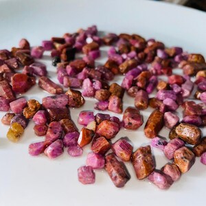 Verpakking met ruwe robijnen, 100-1000 gram ruw materiaal uit Tanzania, geschikt om te slijpen.