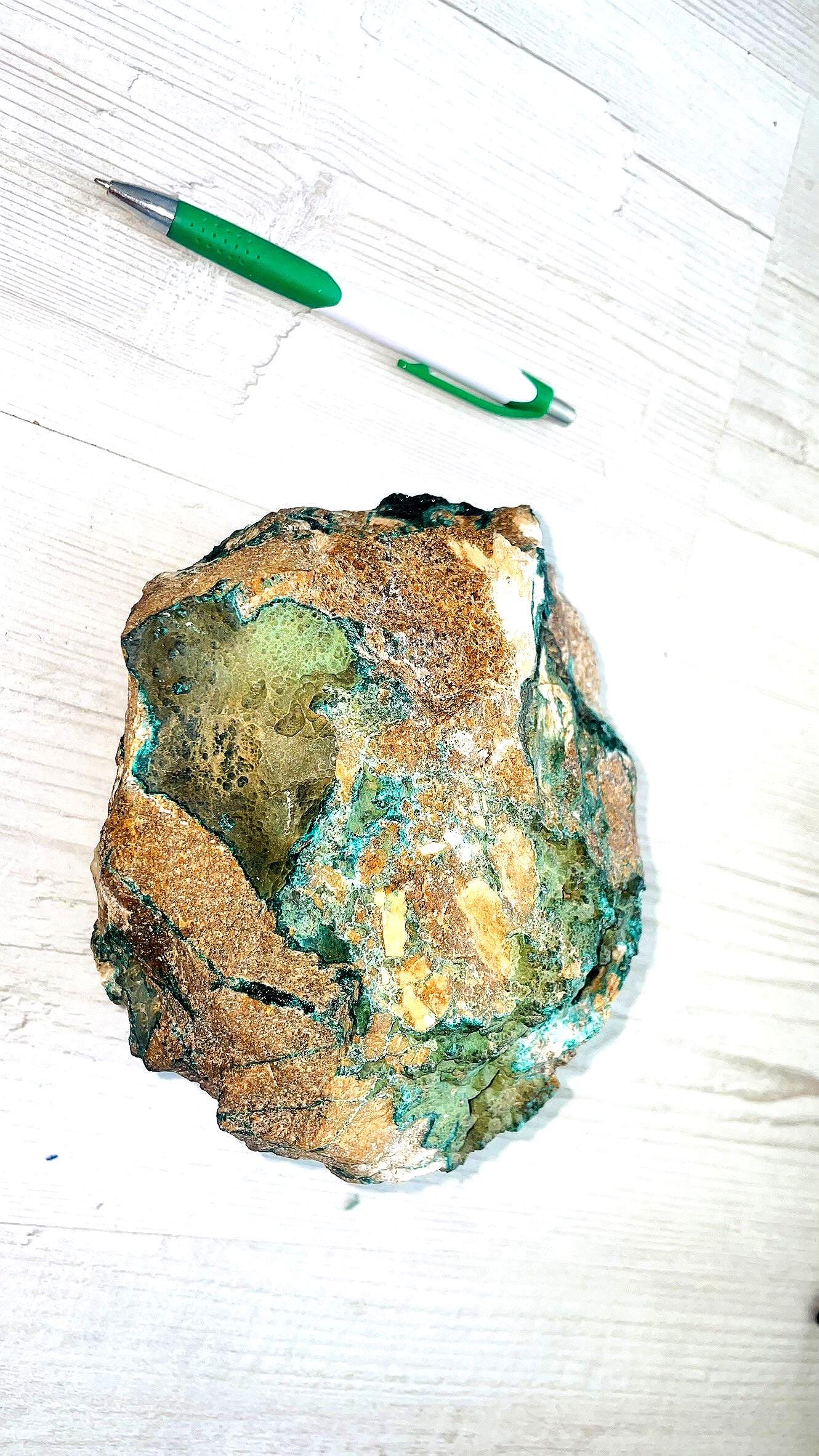 サンビア産の擬マラカイト大緑茶色黄色の岩石、原石鉱物、癒しの石 