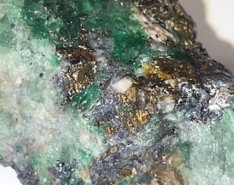 Large Thulite Raw Mineral -(partly UV!) - 6,2kg- Rough Garden