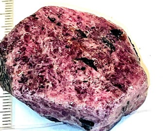 Rubis brut hexagonal de 45 g, spécimen minéral pour la fabrication de bijoux