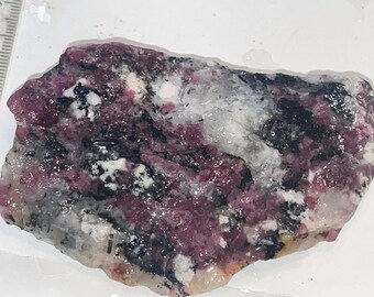 ユーディアリットの珍しい色の標本 - 多色の原石 - ピンク、白、黒 