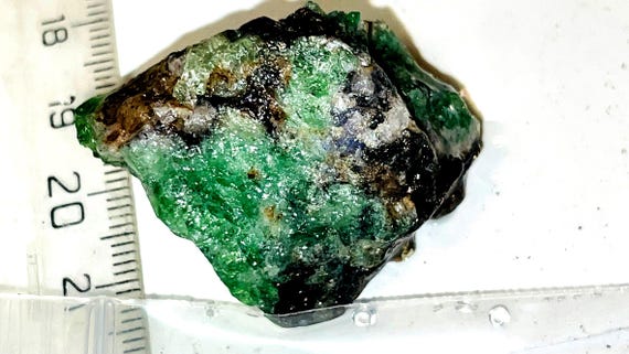 ツァボライト　原石　グロッシュラーガーネット　鉱物標本　宝石 ツァボライト 原石 グロッシュラーガーネット 鉱物標本 宝石